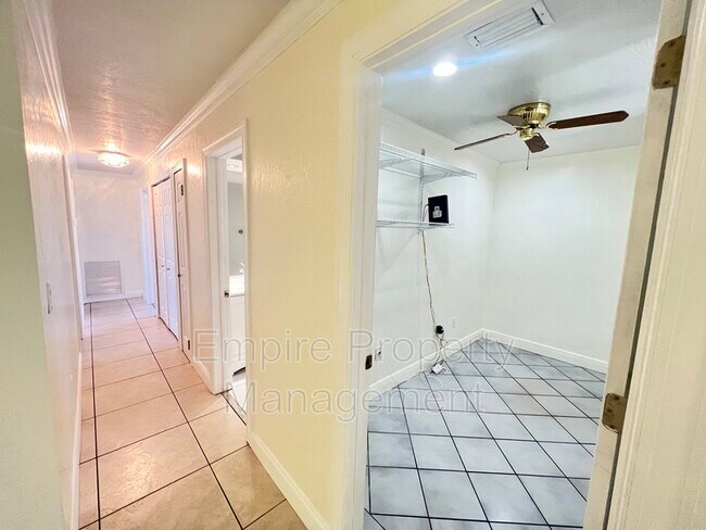 Building Photo - 2705 SE 18th Pl