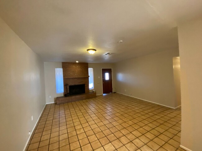 Foto del edificio - 3 Bedroom Home in Phoenix with lots of cha...