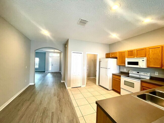 Building Photo - Waterside nice and affordable home!