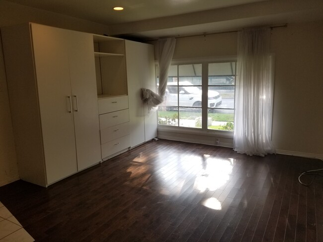 Building Photo - 236 S Rexford Dr