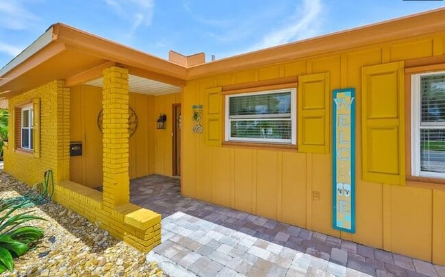 Building Photo - 1801 El Rio Dr