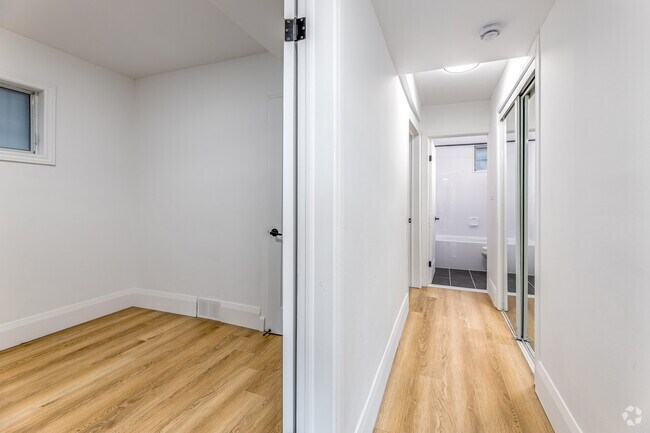 2 chambres, 1 salle de bain - 570 pi2 - Chambre/couloir - 1252 Davenport Rd