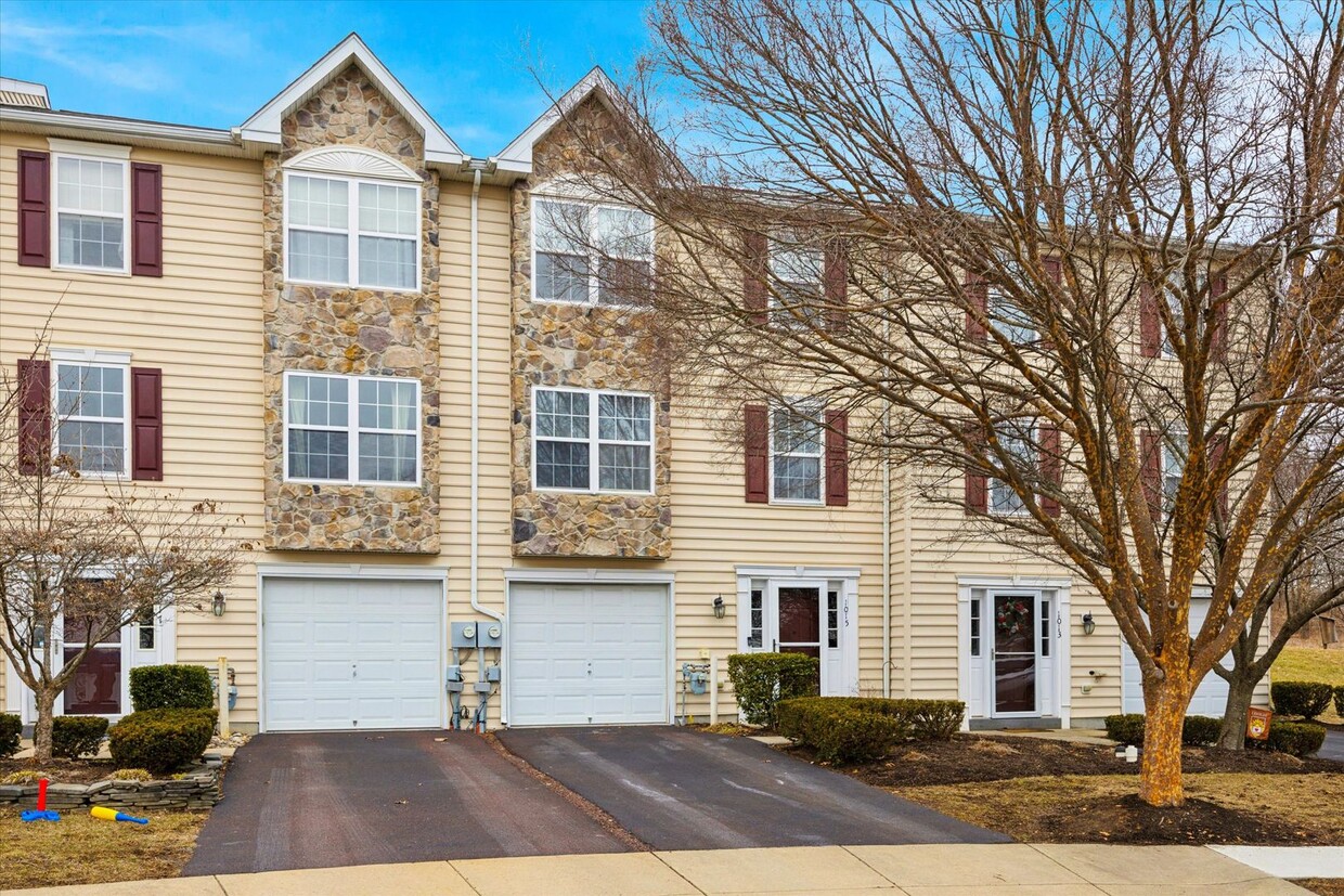 Foto principal - 3BD/2.5BA Townhome in Prime Phoenixville L...