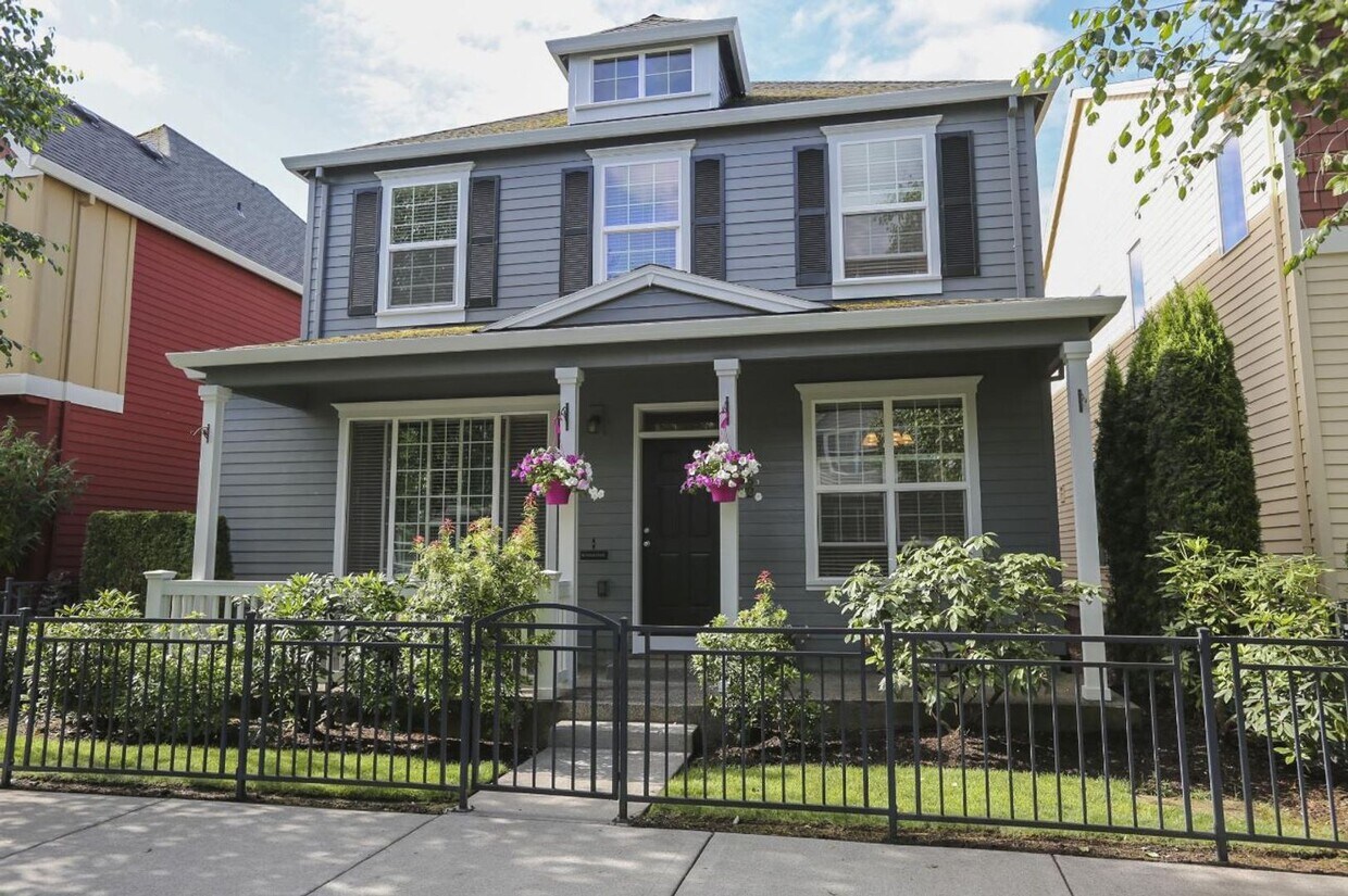 Foto del edificio - Bright & Beautiful Updated 3 bed, 2.5 Home in Hillsboro Orenco Gardens! Plus Den on main level