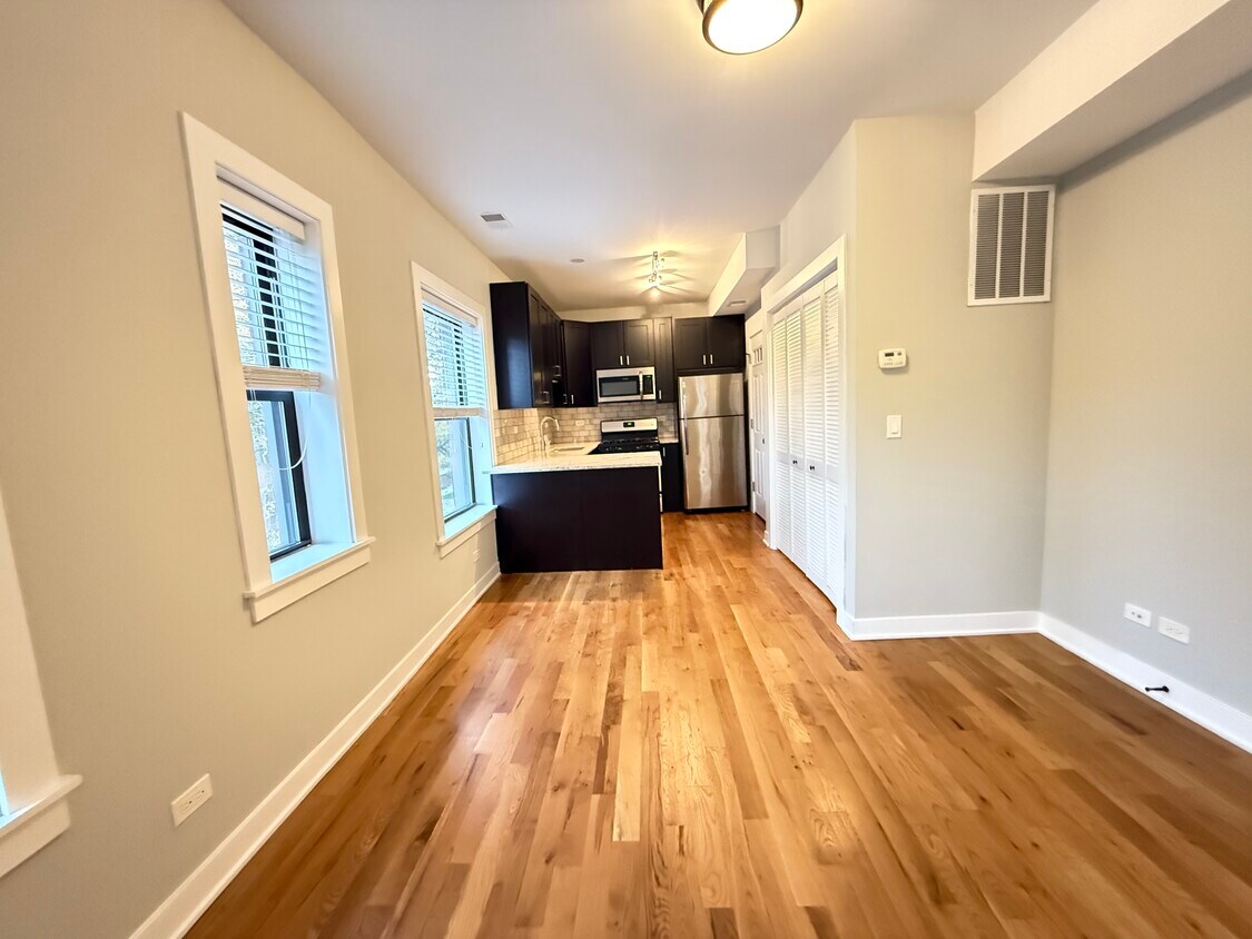 Primary Photo - 2211 W Eastwood Ave