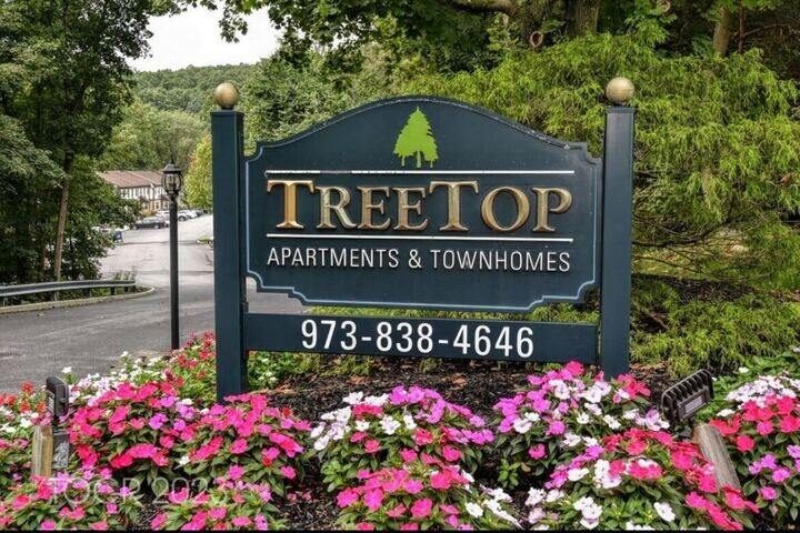 Primary Photo - 40 Treetop Ct