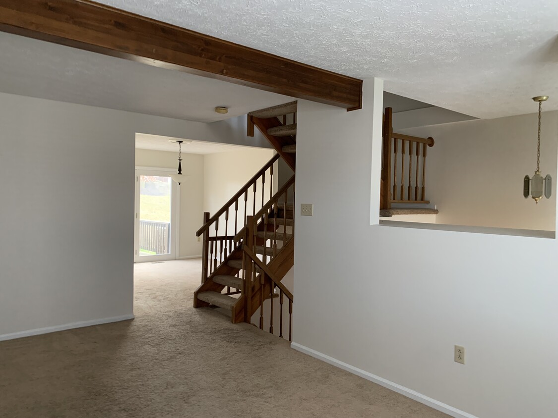 Open floor plan with lots of natural light - 2560 Hawthorne Dr