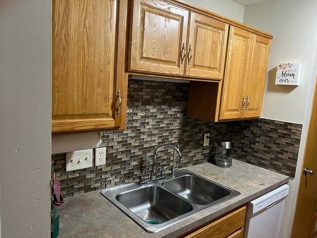 Building Photo - rare champlin 3 bed townhouse!