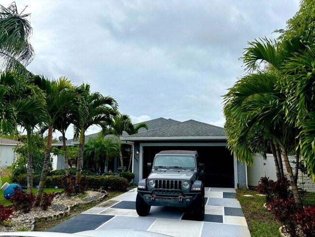 Spacious updated 4/2/2 Home Centrally Located in PSL! - Spacious updated 4/2/2 Home Centrally Located in PSL!