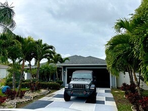 Building Photo - 2450 SW Cameo Blvd