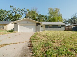 Building Photo - 1319 W Forest Dr