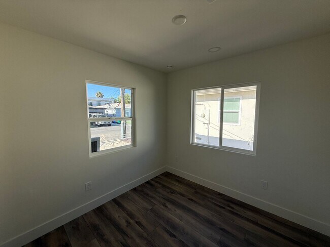 Foto del edificio - 6255-6257 Stewart St.