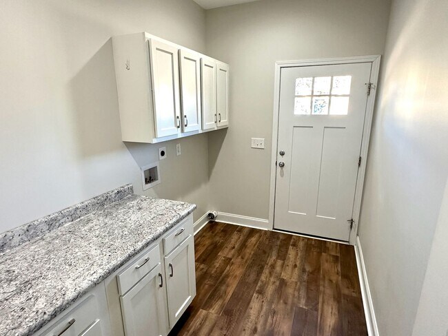 Building Photo - Beautifully renovated 2-bed/1-bath near Johnson City Country Club, Only $1550 per month