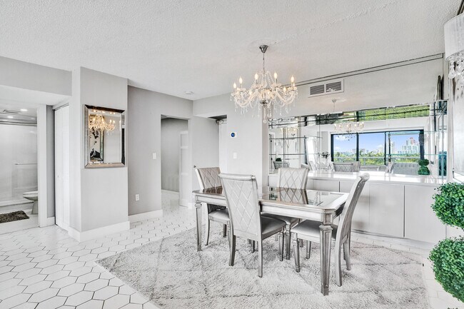 Building Photo - 3701 N Country Club Dr