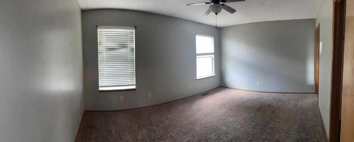 Foto del edificio - 3 bedroom 2 bathroom 2 car garage on quiet block.