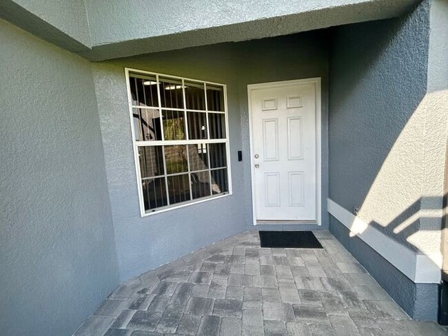 Building Photo - Beautiful 4/2 Pool Home with a Covered Pat...