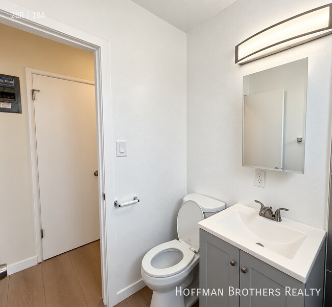 Foto del edificio - 7339 Woodman Ave