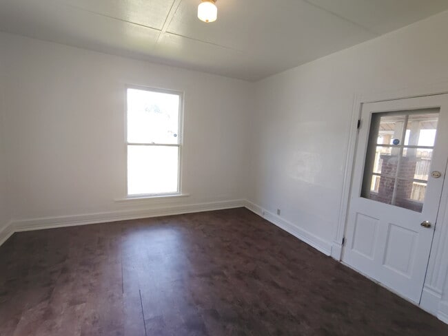 Building Photo - 1213 W 3rd St