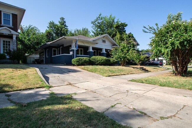 Foto del edificio - Historic Craftsman Charm: 3-Bedroom Home w...