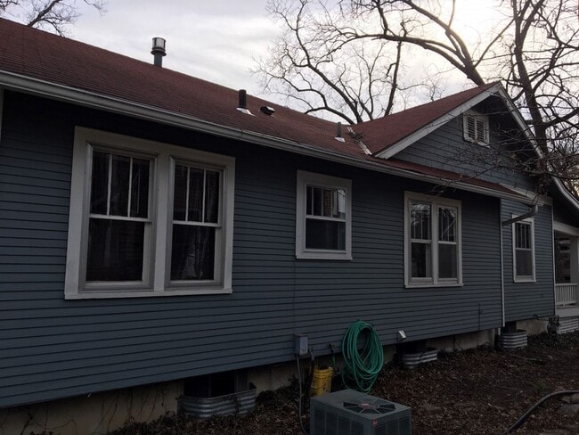 Building Photo - Great Single Family Just East of Massachus...