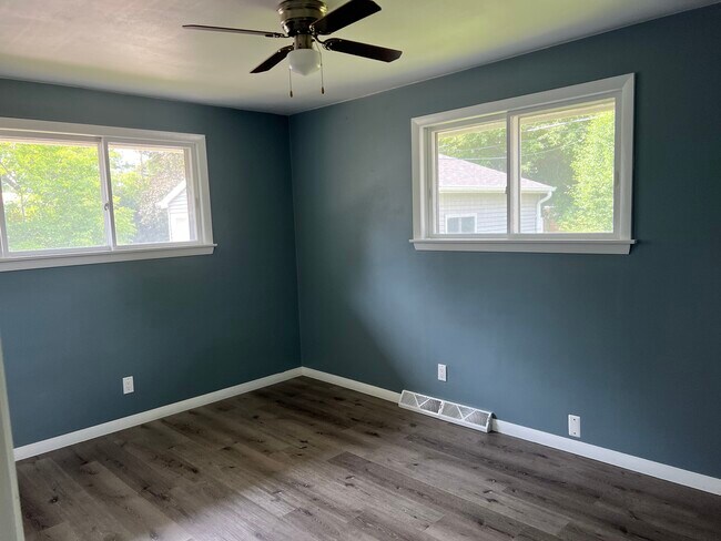 Bedroom 1 - 848 E Lindbergh St