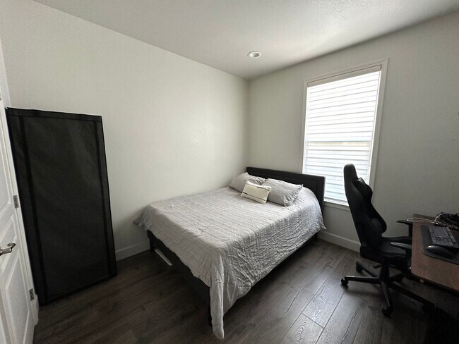 Building Photo - Charming 2 Bed, 2 Bath Home in Gated Commu...