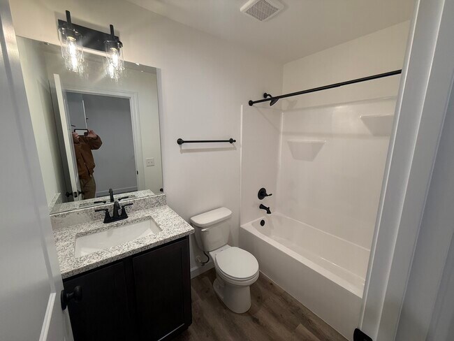 Baño del pasillo - 351 Boone St