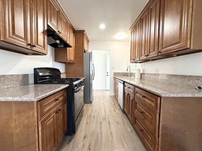 Foto del edificio - Beautiful three bedroom two bath home in Roseville!!