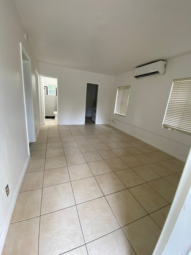 Building Photo - Freshly painted 2/1 block house with central A/C