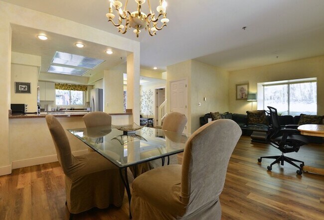 Foto del edificio - 120 Country Club Dr