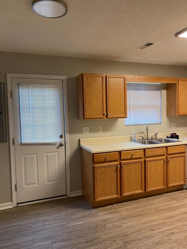 Foto del edificio - Hurry! This 2 Bed/1.5 Bath, 2-Story Condo in Gray for $1350 Won't Last!