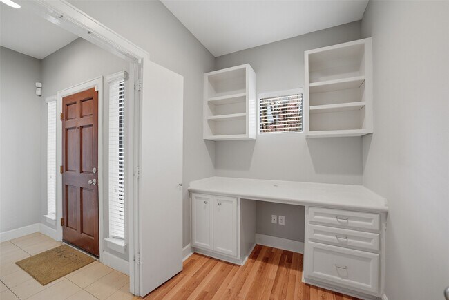 Foto del edificio - 3736 Main Plaza Dr