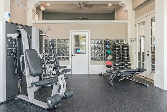 Ponte en forma en nuestro amplio gimnasio. - Amberton Luxury Townhomes