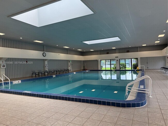 Foto del edificio - 7290 Kinghurst Dr