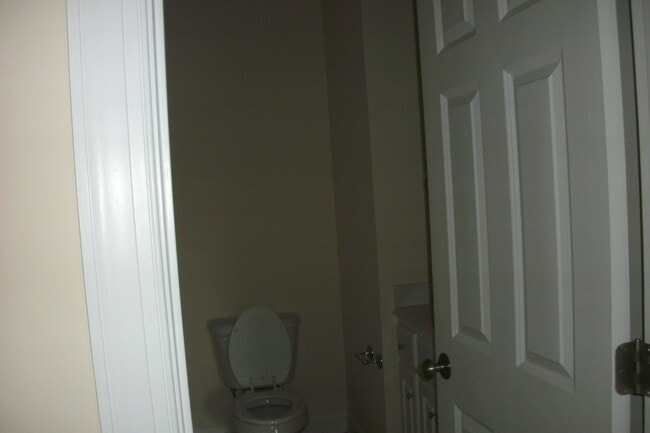 Building Photo - Freshly Painted Large Townhome