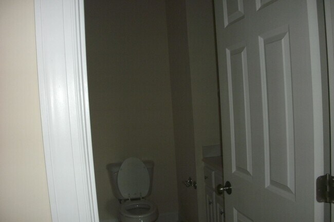 Foto del edificio - Freshly Painted Large Townhome
