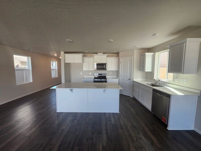 Building Photo - Brand New Construction! 4 bed/2.5 ba Townh...