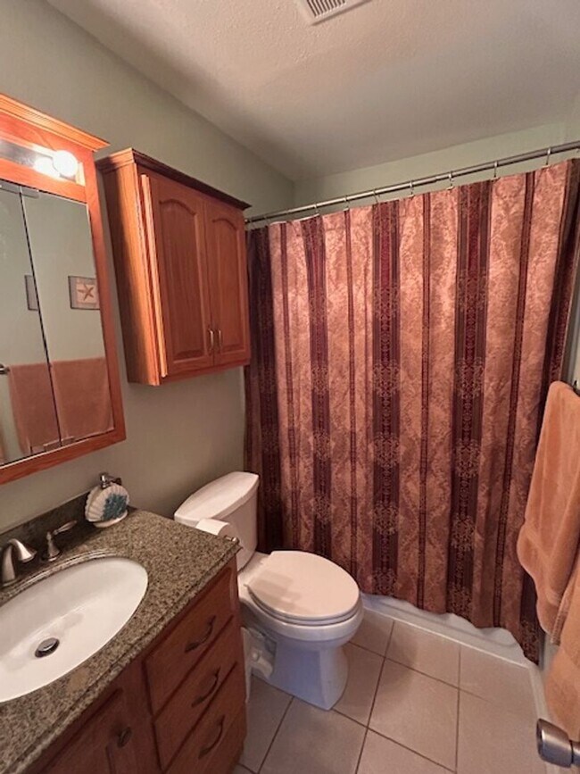 Building Photo - Come see this charming 3 bedroom / 2 bath ...