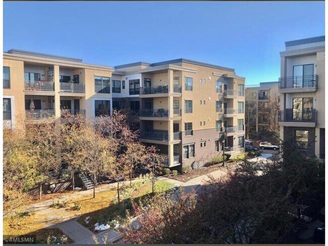 Building Photo - 820 Emerald St SE