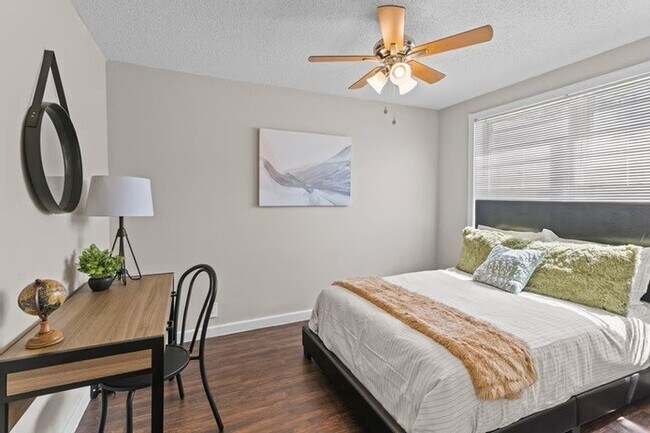 Building Photo - Townhomes at South Highlands