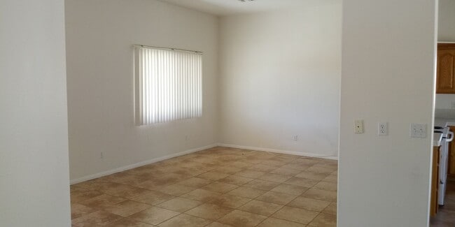 Building Photo - Welcome to your 3 bed 2 bath home in Joshua Tree!