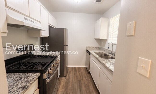 Foto del edificio - 5654 Bradley Cir