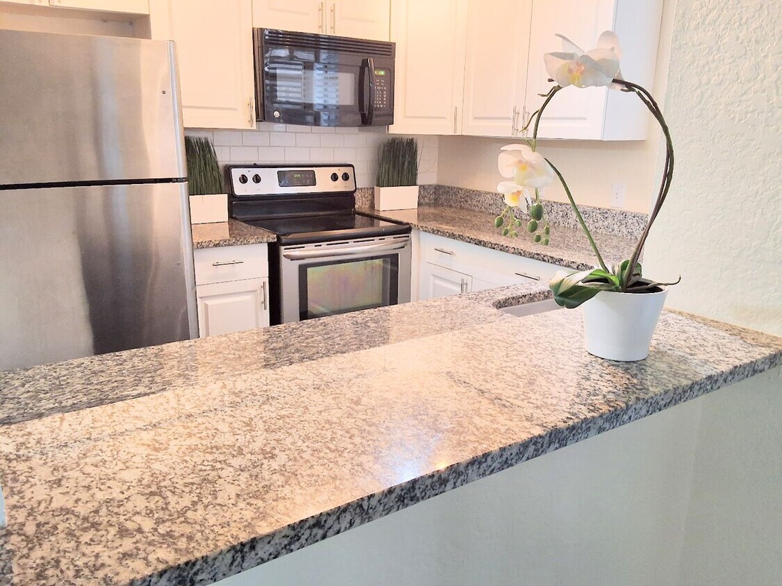 Foto principal - Beautiful Remodeled First Floor 2/2 Condo ...