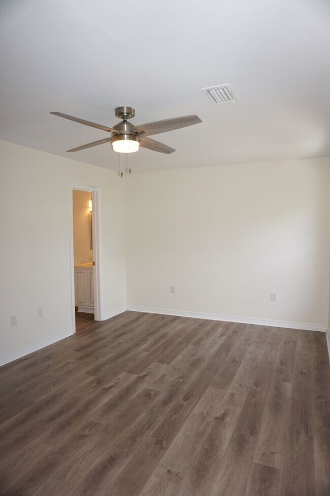 Building Photo - Two Bedroom Townhome in FWB