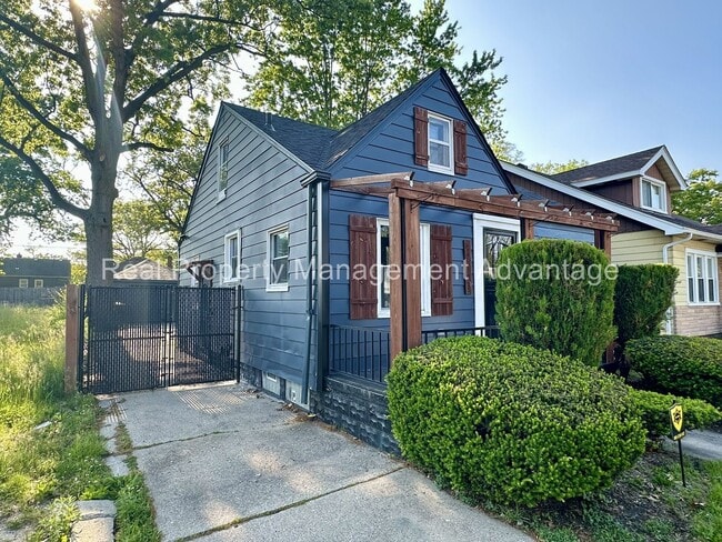 Building Photo - Beautifully Updated 3 Bedroom Bungalow Min...