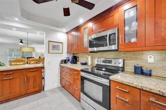 Building Photo - 830 S Hollybrook Dr