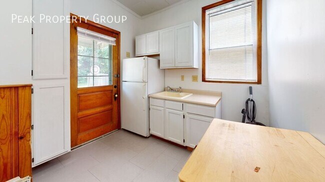 Foto del edificio - 3018 Marshall Ave