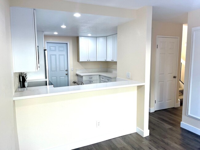 Foto del edificio - Upgraded 2 Bed/2 1/2 Bath Townhome