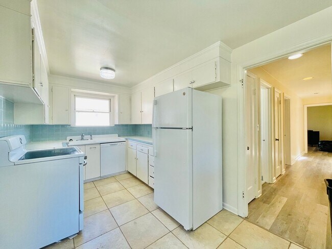 Building Photo - Beautiful Craftsman House in Quiet Queen A...