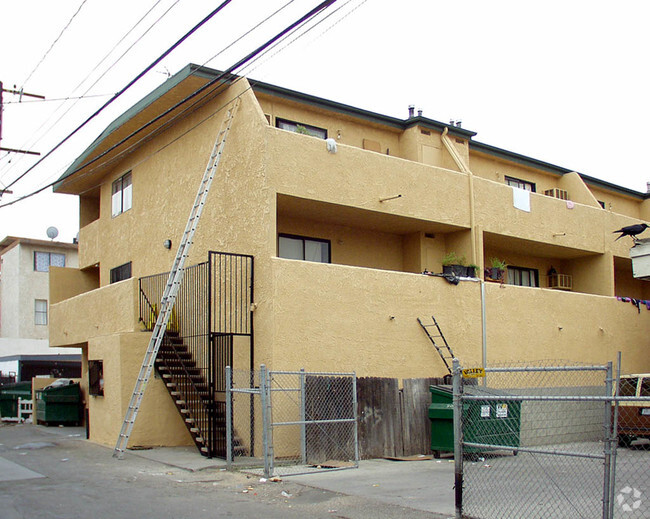 Building Photo - Chestnut Apartments